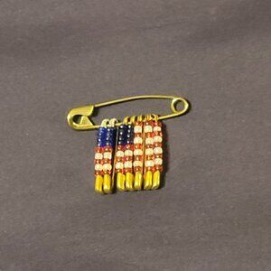 VINTAGE USA FLAG SAFETY PIN BROOCH WITH BEADS.